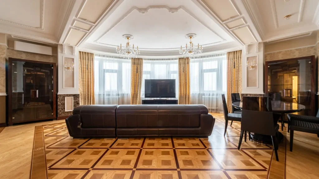 Klassieke woonkamer met een parketvloer in een patroon met verschillende houtkleuren
